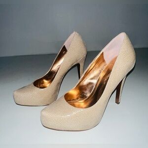 BCBGeneration "Parade" Cream Faux Snakeskin Pumps Sz 7